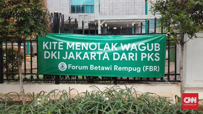 FBR membentangkan spanduk penolakan terhadap calon wakil gubernur DKI Jakarta dari PKS. Spanduk itu dibentangkan di gerbang DPRD DKI Jakarta.