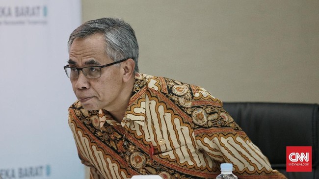 OJK menilai BI perlu mengikuti kebijakan penurunan suku bungan acuan yang dilakukan sejumlah bank sentral negara lain agar ekonomi dalam negeri terangsang.