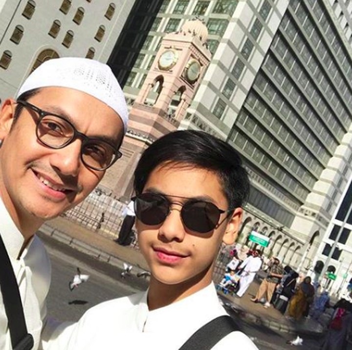 <p>Wefie dengan anaknya sulungnya Khayru, 'fotokopian' Ayah <a href="https://hot.detik.com/celeb/d-4237211/gunawan-seperti-ngaca-melihat-anak-pertamanya" target="_blank">Gunawan</a> banget nih. (Foto: Instagram @gunawan_sudrajat_real)</p>
