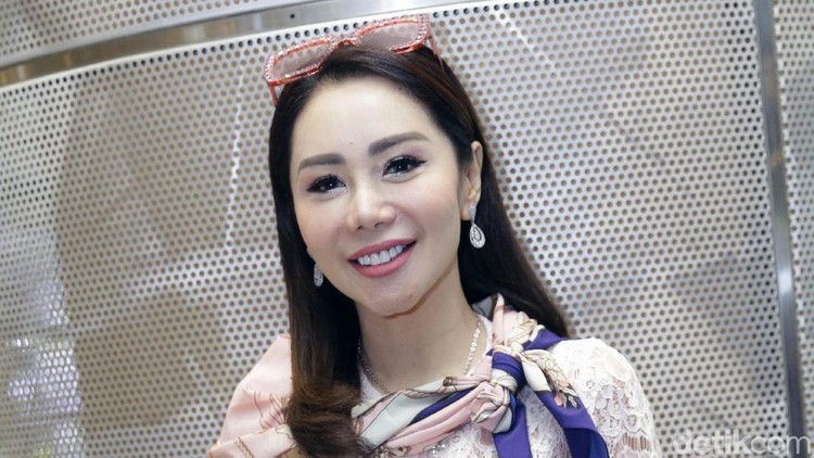 Femmy Permatasari dan Alfons Femmy Permatasari dan Alfons saat fitting di kawasan Thamrin.