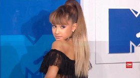VIDEO: Ariana Grande Kembali ke Manchester 2 Tahun usai Bom