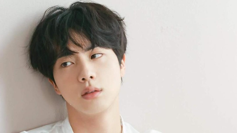 Jin BTS memang dikenal memiliki pribadi yang periang dan sopan. 