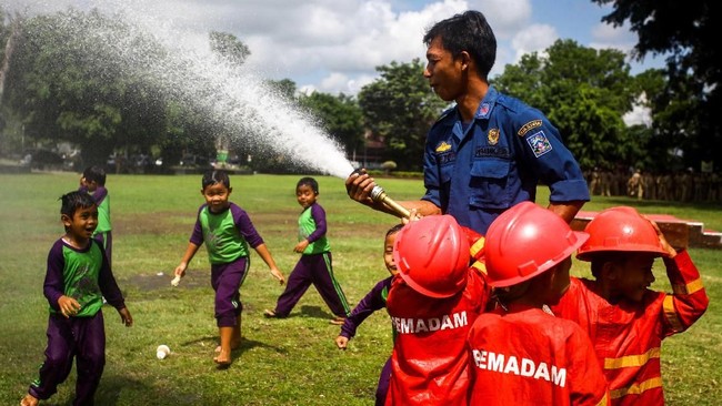 Pemadam kebakaran di mana pun di Indonesia, disukai karena pantang pulang sebelum padam, juga mau bantu kesulitan warga yang mungkin sepele atau lucu.