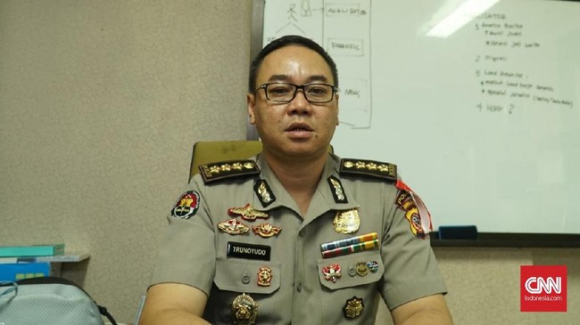 Polda Jawa Barat kembali menetapkan seorang tersangka baru kecelakaan mau di Tol Cipularang, yakni manajer operasional perusahaan truk penyebab kecelakaan.