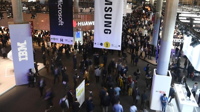 Visitors attend the Mobile World Congress (MWC) in Barcelona on February 25, 2019. - Phone makers will focus on foldable screens and the introduction of blazing fast 5G wireless networks at the world's biggest mobile fair starting February 25 in Spain as they try to reverse a decline in sales of smartphones. (Photo by GABRIEL BOUYS / AFP)