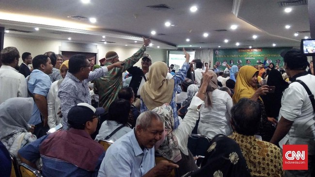 Kelompok emak-emak soraki jubir TKN Arif Budimanta karena dianggap kampanye dan memaparkan prestasi bohong soal reformasi agraria Jokowi.