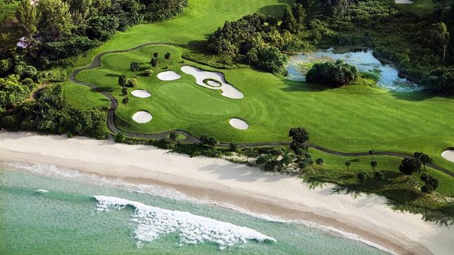 Golf menjadi daya tarik wisata di Bintan, Kepulauan Riau. Di sana ada resor baru yang menawarkan fasilitas dan layanan memanjakan pegolf.