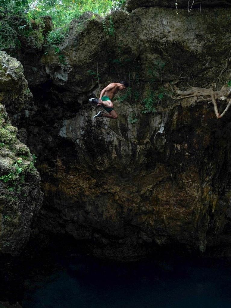 Wah kali ini Richard Kyle bersama Bimo Aryo mendapat kesempatan untuk menelusuri keindahan alam di Buton, Sulawesi Tenggara. Seperti apa ya keseruannya?