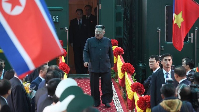 Pemimpin Tertinggi Korut, Kim Jong-un tiba di Vietnam, Selasa (26/2) pagi waktu setempat untuk menghadiri KTT dengan Presiden AS, Donald Trump.