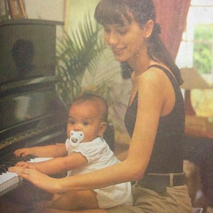 <p>Tak hanya sang mama, Eva juga menyimpan foto kenangan saat bayi. Ternyata sejak masih balita, Eva sudah senang mengutak-atik piano, Bun. Pantas kemampuan bermusiknya keren ya! (Foto: Instagram @evacelia)</p>