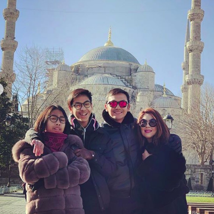 <p>Foto lengkap berempat, anak-anaknya mirip sekali dengan Gunawan ya, Bun? (Foto: Instagram @gunawan_sudrajat_real)</p>