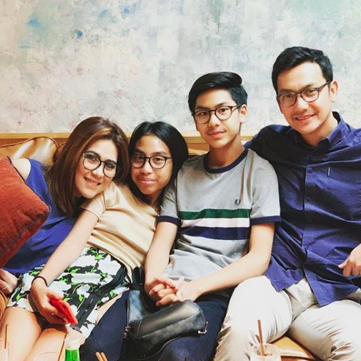 <p>Aktor <a href="https://hot.detik.com/video/181105068/bak-pinang-dibelah-dua-gunawan-dan-anaknya-mirip-banget" target="_blank">Gunawan Sudrajat </a>menikahi Sybilla Ernova Hartoto Hardikusumo pada 2003. Mereka dikaruniai dua orang anak, Aghna Khayru Akyela Hardikusumo dan Ghaniya Khayra Shakilla Naja. (Foto: Instagram @gunawan_sudrajat_real)</p>