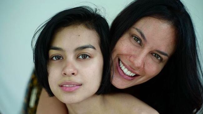 8 Foto Masa Muda Sophia Latjuba Bersama Eva Celia Kecil - Foto 3