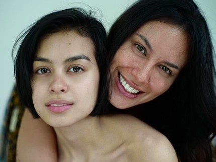 8 Foto Masa Muda Sophia Latjuba Bersama Eva Celia Kecil