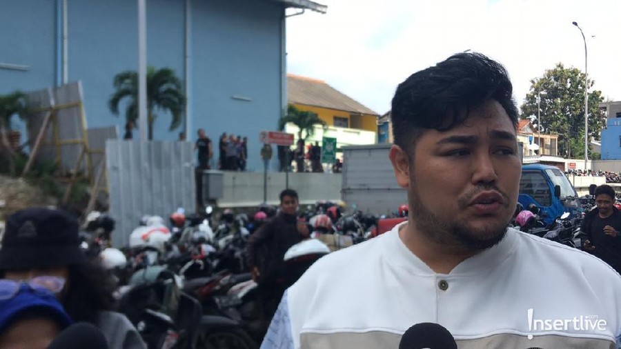 Ivan Gunawan mengaku sudah lama tidak berhubungan dengan Syahrini yang bakal menikah esok, Rabu (27/2).