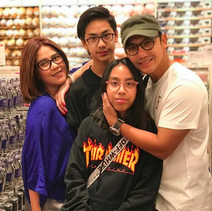 <p><em>Another quality time with family.</em> Semoga sekeluarga sehat selalu ya. (Foto: Instagram @gunawan_sudrajat_real)</p>
