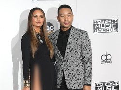 Ups! Chrissy Teigen Tak Sengaja Ungkap Jenis Kelamin Anak ke-3