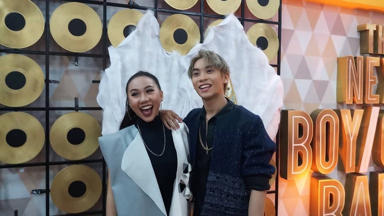 Debut grup K-pop baru, Z-Boys dan Z-Girls, sukses menarik perhatian netizen. Soalnya dua anggota mereka berasal dari Indonesia, Vannya dan Malvin.