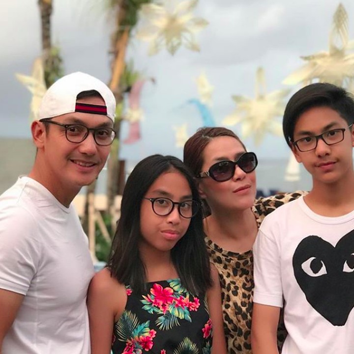 <p>Dari sekian banyak foto yang diunggah di media sosial, foto keluarga lengkap seperti ini jumlah cukup banyak, lho. (Foto: Instagram @gunawan_sudrajat_real)</p>