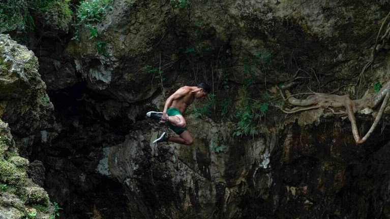 Wah kali ini Richard Kyle bersama Bimo Aryo mendapat kesempatan untuk menelusuri keindahan alam di Buton, Sulawesi Tenggara. Seperti apa ya keseruannya?