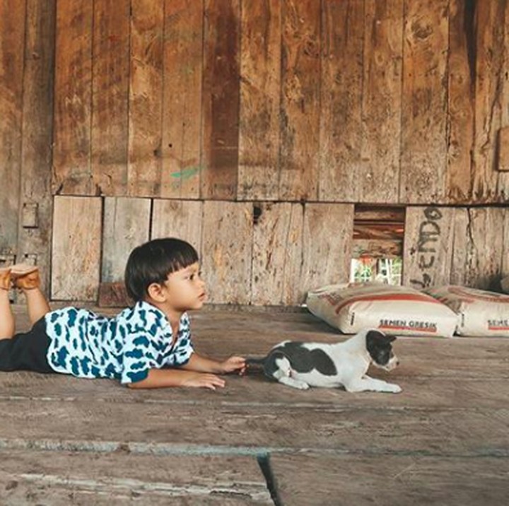 <p>Hore! Ulang tahun kedua Kawa dirayakan bersama anak-anak Sekolah Dasar Inpres Hiliwuku, Sumba Timur. (Foto: Instagram/andienaisyah)</p>