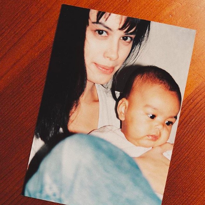 <p>Pada saat sang mama berulang tahun, Eva mengunggah foto lawas mereka. Eva kecil tengah didekap oleh Mama Sophia yang terlihat cantik sekali mengenakan t-shirt berwarna putih. (Foto: Instagram @evacelia)</p>