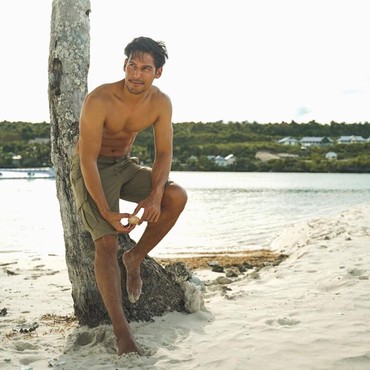 Serunya Richard Kyle Telusuri Keindahan Alam Buton