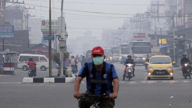 Warga mengaku pekatnya asap karhutla sudah mulai menganggu kesehatan. Warga harus mengenakan masker jika beraktifitas di luar rumah.
