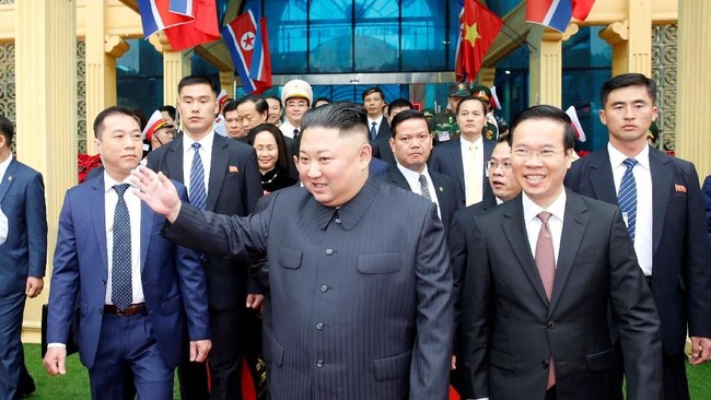 Beberapa jam setelah tiba di Hanoi, Pemimpin Tertinggi Korut, Kim Jong-un, mengunjungi kedutaan besar negaranya di ibu kota Vietnam tersebut, Selasa (26/2).