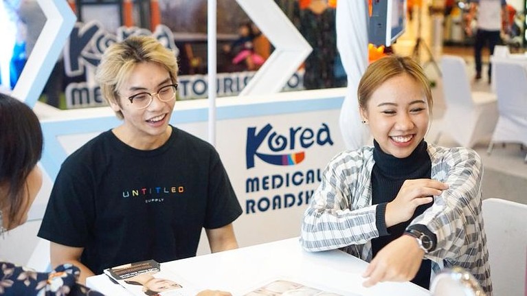 Debut grup K-pop baru, Z-Boys dan Z-Girls, sukses menarik perhatian netizen. Soalnya dua anggota mereka berasal dari Indonesia, Vannya dan Malvin.