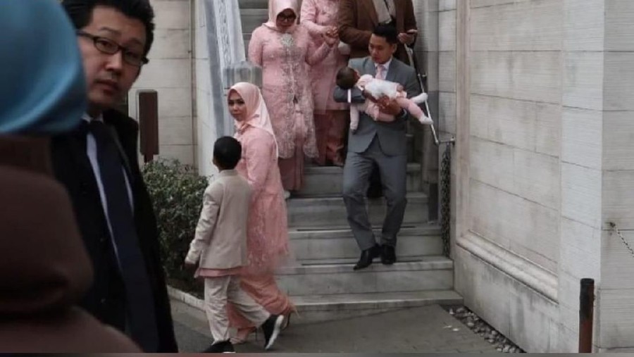Para tamu undangan pernikahan Syahrini dan Reino Barack terlihat mulai meninggalkan Masjid Camii, Tokyo, Jepang.