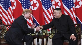 Dukung Korut Perangi Corona, Trump Surati Kim Jong-un