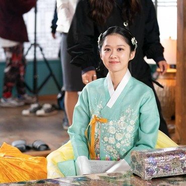 6 Potret Cantik Jang Na-ra Kenakan Hanbok