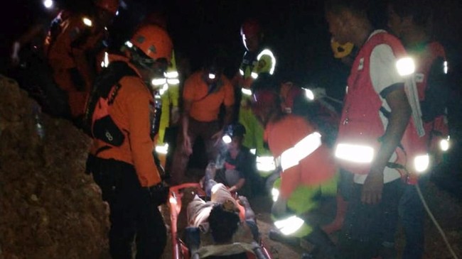 Sejauh ini baru 15 orang yang bisa dievakuasi, 1 di antaranya meninggal dan 14 lainnya terluka. Petugas terkendala medan yang sulit untuk mengevakuasi korban.