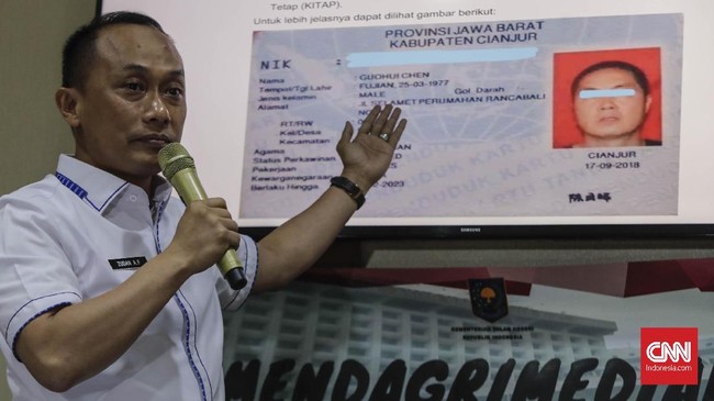 Direktur Jenderal Kependudukan dan Catatan Sipil (Dirjen Dukcapil) Zudan Arif Fakrulloh memberikan klarifikasi mengenai KTP Elektronik Warga Negara Asing. Jakarta, Rabu, 27 Februari 2019.  CNN Indonesia/Adhi Wicaksono