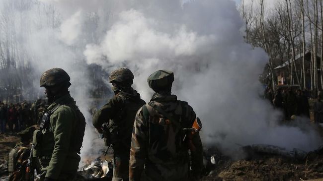 Tentara India Tembak Mati Tiga Rekannya di Kashmir