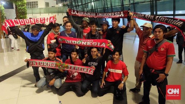 Para suporter dari sejumlah daerah termasuk dari Brebes, rela datang ke Bandara Soekarno-Hatta menyambut Timnas Indonesia U-22 usai juara Piala AFF U-22 2019.