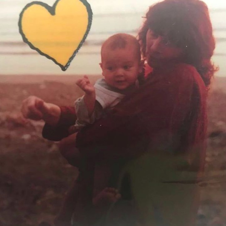 <p>Bersama sang Bunda, Desa Maya Waltaurd Maiyer yang berasal dari Austria. Terlihat nyaman dalam pelukan sang mama (Foto: Instagram @mery_asshidqiyah)</p>