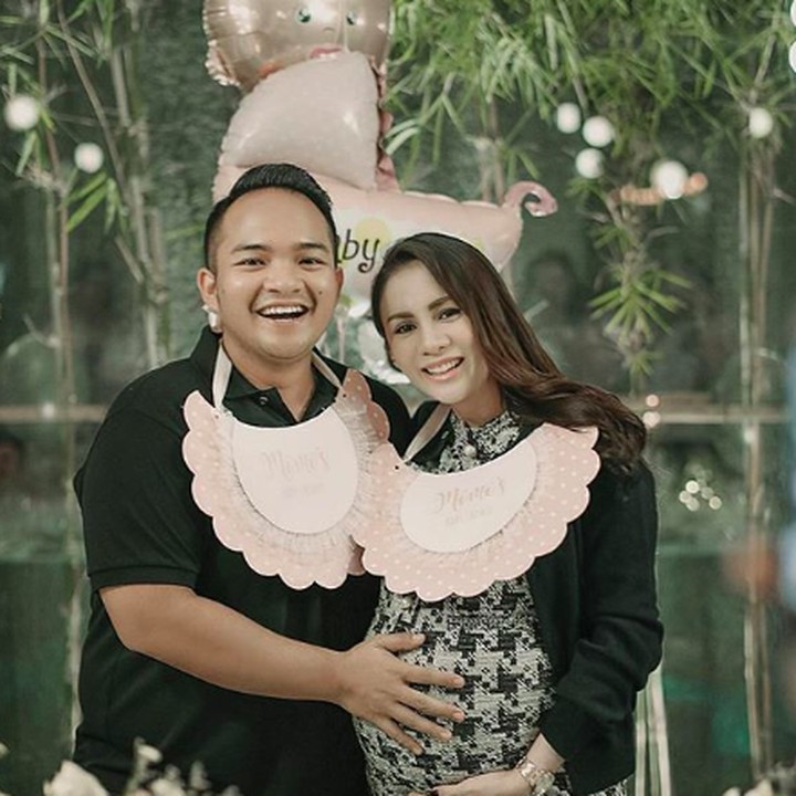 <p>Momo dan sang suami, Nicholas Reza Samudra sedang menantikan anak pertamanya. Keduanya baru saja melangsungkan baby shower jelang lahirnya si kecil yang tinggal hitungan bulan. Momo menerima pinangan Reza yang usianya lebih muda tiga tahun pada 2017 silam. (Foto: Instagram @therealmomogeisha)</p>
