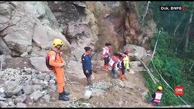 VIDEO: Tambang Emas Sulut Longsor, Puluhan Warga Tertimbun