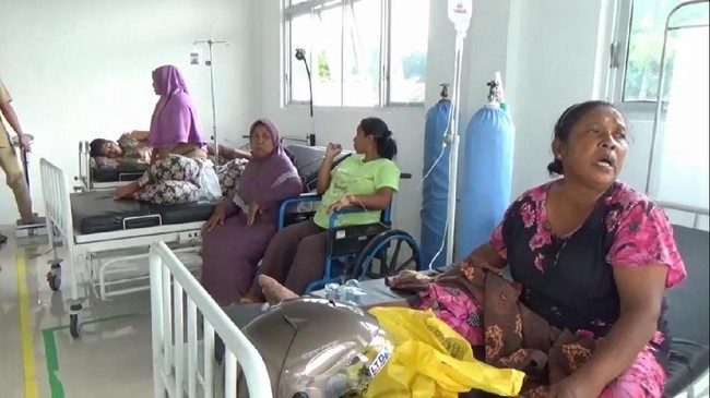 Salah seorang korban menyebut 3 jam setelah menyantap mi rebus mulai pusing, mual, dan muntah-muntah. Mi rebus itu dari tetangganya yang menggelar pengajian.