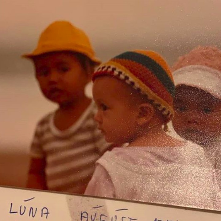 <p>Throwback waktu Luna berusia satu tahun. Mengenakan topi warna-warni yang menambah keimutannya saat itu. (Foto: Instagram @pray_n_love)</p>