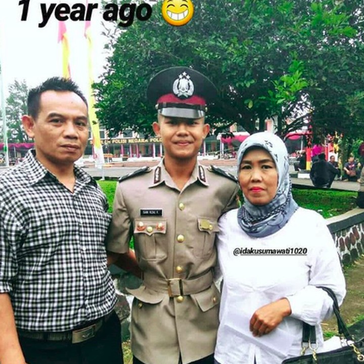 <p>Tahu nggak, Bun? <a href="https://sport.detik.com/sepakbola/liga-indonesia/d-4149191/sani-rizki-fauzi-jimat-keberuntungan-bhayangkara-fc" target="_blank">Sani Rizki Fauzi</a> merupakan anggota kepolisian RI berpangkat Bripda lho. Ia diterima menjadi siswa kepolisian di SPN Lido pada 2016. (Foto: Instagram/idakusumawati1020)</p>
