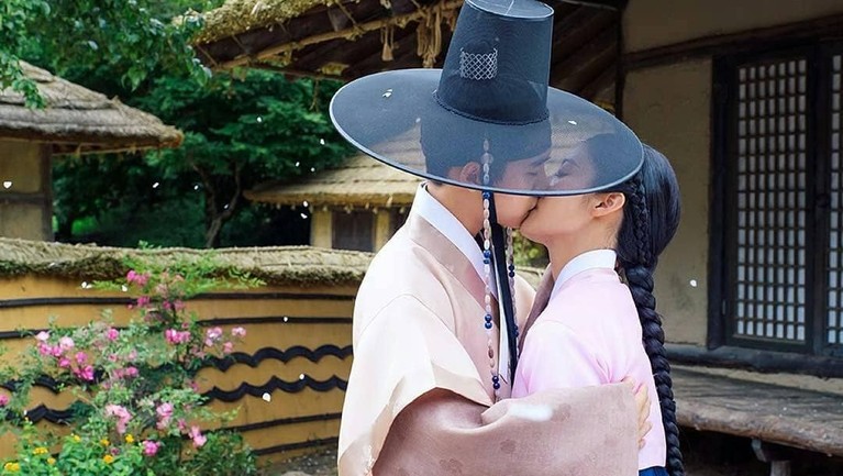 Serial drama Korea yang tayang di Trans TV, 100 Days My Prince, banyak menampilkan adegan mesra D.O EXO & Nam Ji-hyun. Berikut Insertlive sajikan foto-fotonya.