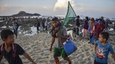FOTO: Berharap Berkah dari Pencarian 'Nyale' Ritual Bau Nyale digelar oleh masyarakat adat di Lombok dan Sumba. Turis juga ikut serta meramaikan acara yang dikemas menjadi festival itu.