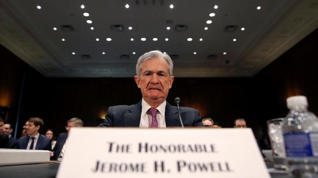 Gubernur bank sentral AS The Fed Jerome Powell menyatakan tak akan terburu-buru mengubah kebijakan suku bunga acuan, walau kondisi ekonomi sedang bagus.