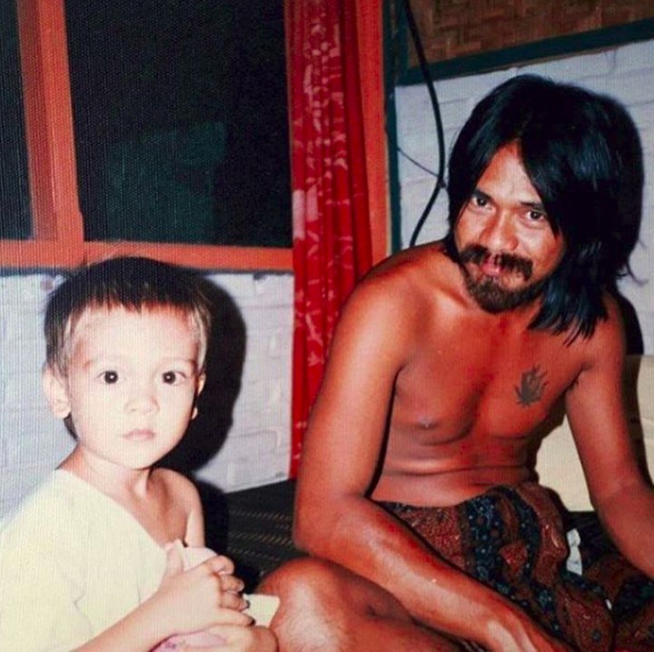 <p>Bersama mendiang ayah, Uut Bambang Sugeng. Luna kecil sepertinya senang berambut pendek. Mukanya memang dari kecil lebih condong mirip sang mama, yang merupakan berdarah Asutria, Bun.(Foto: Instagram @lunamaya)</p>