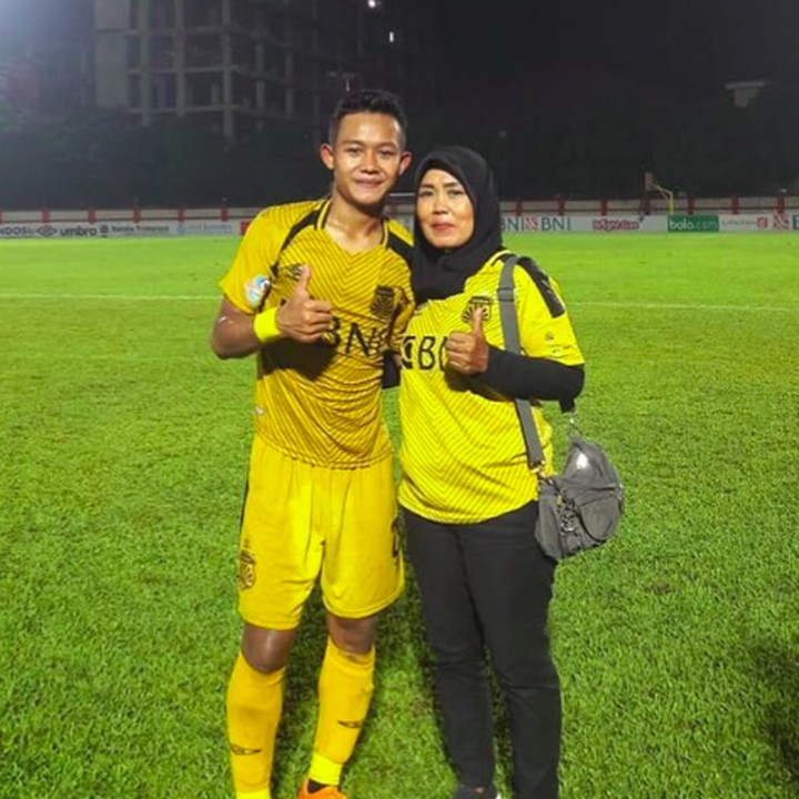 <p>Sani sudah menyukai sepakbola sejak kecil. Ibundanya, Ida Kusumawati, sangat mendukung Sani jadi pesepakbola. (Foto: Instagram/sanirizkifauzi20)</p>