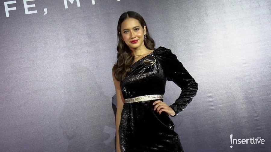 Pevita Pearce mendapatkan pelukan dari Shane Filan ketika berswa foto. Ia pun sukses bikin iri jutaan umat.