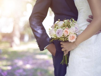 Viral Pengantin Nangis Peluk Eks Suami, Netizen 'Kepo' Perasaan Mempelai Pria